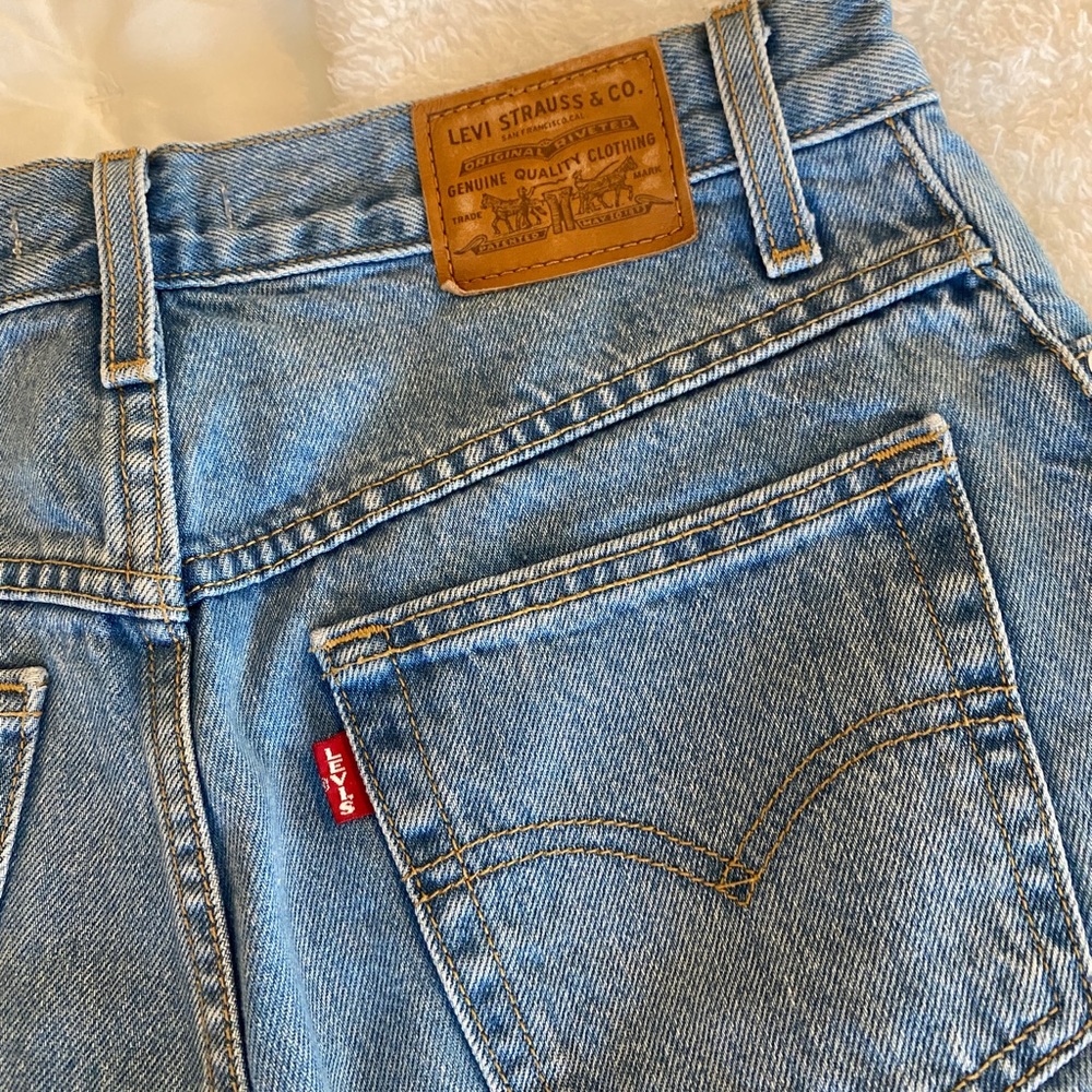 Levi’s Light Wash Mom Jean - Picture 5 of 6